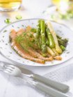 Salmone con asparagi bianchi — Foto stock