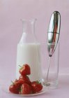 Полуничний молочний коктейль — стокове фото