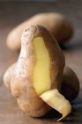 Частично очищенный картофель — стоковое фото