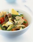 Salada com atum e anchovas — Fotografia de Stock