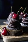 Bolinhos de chocolate com cerejas — Fotografia de Stock