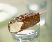 Морозиво, повністю вкрите шоколадом — стокове фото
