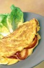 Omelette au poivre sur plaque grise — Photo de stock