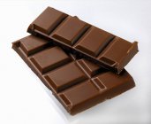 Barre chocolatée sur surface blanche — Photo de stock