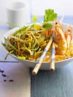 Legumes e macarrão refogados em wok — Fotografia de Stock