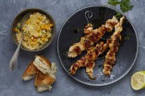 Torte di pollo con hummus in piatti neri — Foto stock