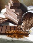 Cioccolato intero e grattugiato — Foto stock
