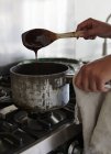 Frau bereitet Schokoladensoße zu — Stockfoto