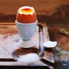 Teils weich gekochtes Ei gegessen — Stockfoto
