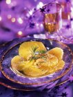 Oranges Carpaccio mit Monbazillac und Touron auf violettem Teller — Stockfoto