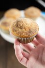 Mano che tiene muffin ciambella — Foto stock