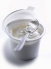 Vista close-up de tigela branca de Creme fraiche com colher — Fotografia de Stock