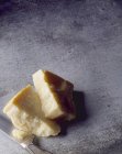 Parmigiano sulla superficie grigia — Foto stock