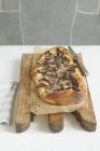 Pizza casera con berenjenas - foto de stock
