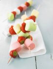 Marshmallow and strawberry brochettes — Stock Photo