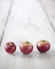 Три мини яблока — стоковое фото