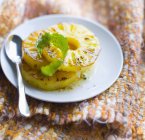 Karamellisierte Ananasscheiben — Stockfoto