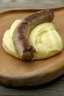 На грилі ковбаса з Aligot — стокове фото