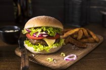 Cheeseburger na mesa de madeira — Fotografia de Stock