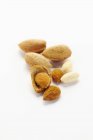 Almonds in shells and unshelled — Stock Photo
