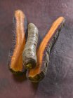 Черная морковь нарезанная — стоковое фото
