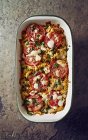Pastas Fusilli hornear con tomates - foto de stock