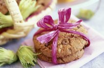 Печенье из ореха в ленте — стоковое фото