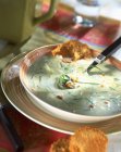 Zucchini-Suppe in Schüssel — Stockfoto