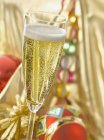 Verre de Champagne et décorations — Photo de stock