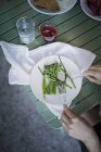 Femme mangeant des asperges vertes blanchies — Photo de stock