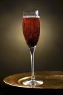 Ігристе рубінове шампанське на тарілці — стокове фото