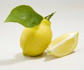 Frische Zitrone mit Scheibe und Blatt — Stockfoto