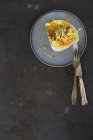 Листя салату на тарілці — стокове фото