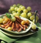 Утиная грудь с виноградом и чайным соусом — стоковое фото