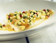 Pesce con verdure miste su piatto bianco — Foto stock
