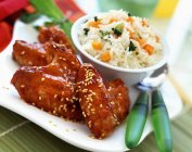 Ali di pollo glassate con riso — Foto stock