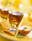 Персиковий чай з льодом у склянці — стокове фото