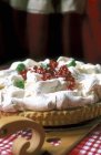 Tarta de bayas alsacianas con merengue - foto de stock
