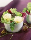 Salat mit Parmesanrosen — Stock Photo