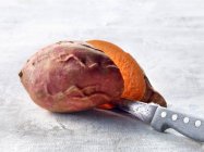 Солодку картоплю розрізати навпіл — стокове фото