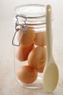 Glas mit rohen Eiern — Stockfoto