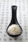 Белый сырой рис — стоковое фото