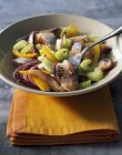 Салат из сельди на тарелке — стоковое фото