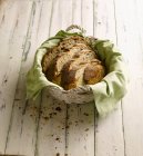 Fette di pane in cesto — Foto stock