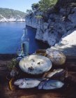 Sopa de pescado Bourride en la mesa - foto de stock