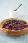 Дрожжевой пирог с ягодами — стоковое фото