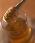 Miel en frasco de vidrio - foto de stock