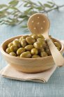 Ciotola di olive verdi marinate — Foto stock