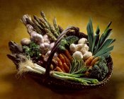 Korb mit Gemüse auf braunem Hintergrund — Stockfoto