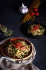 Pasta de espagueti con tomates y queso - foto de stock